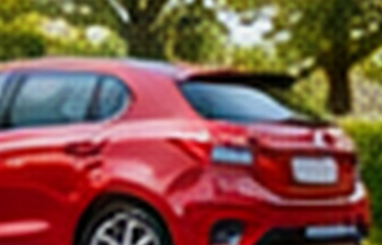 Pareja de pensionados colombianos probando un carro usado en un concesionario de Bogotá