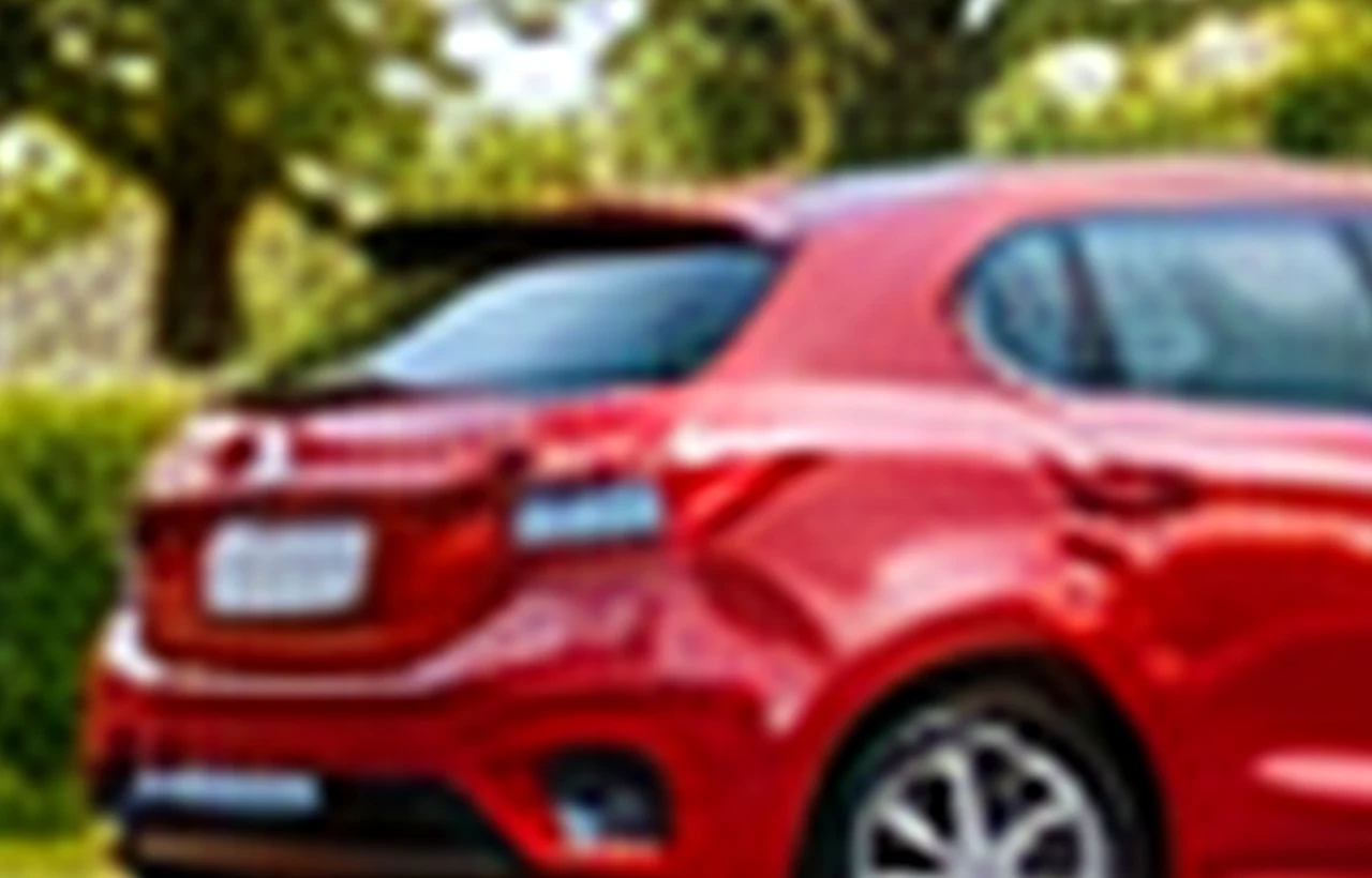 Eakas mees allkirjastab autosalongis liisingulepingut