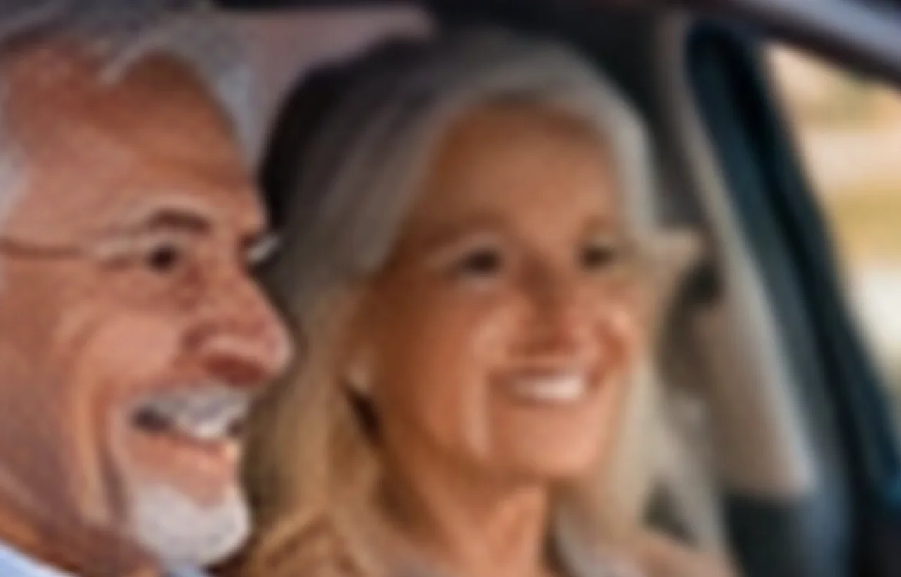 Pensionär vaatab autokaupluse platsil kasutatud hübriidautot