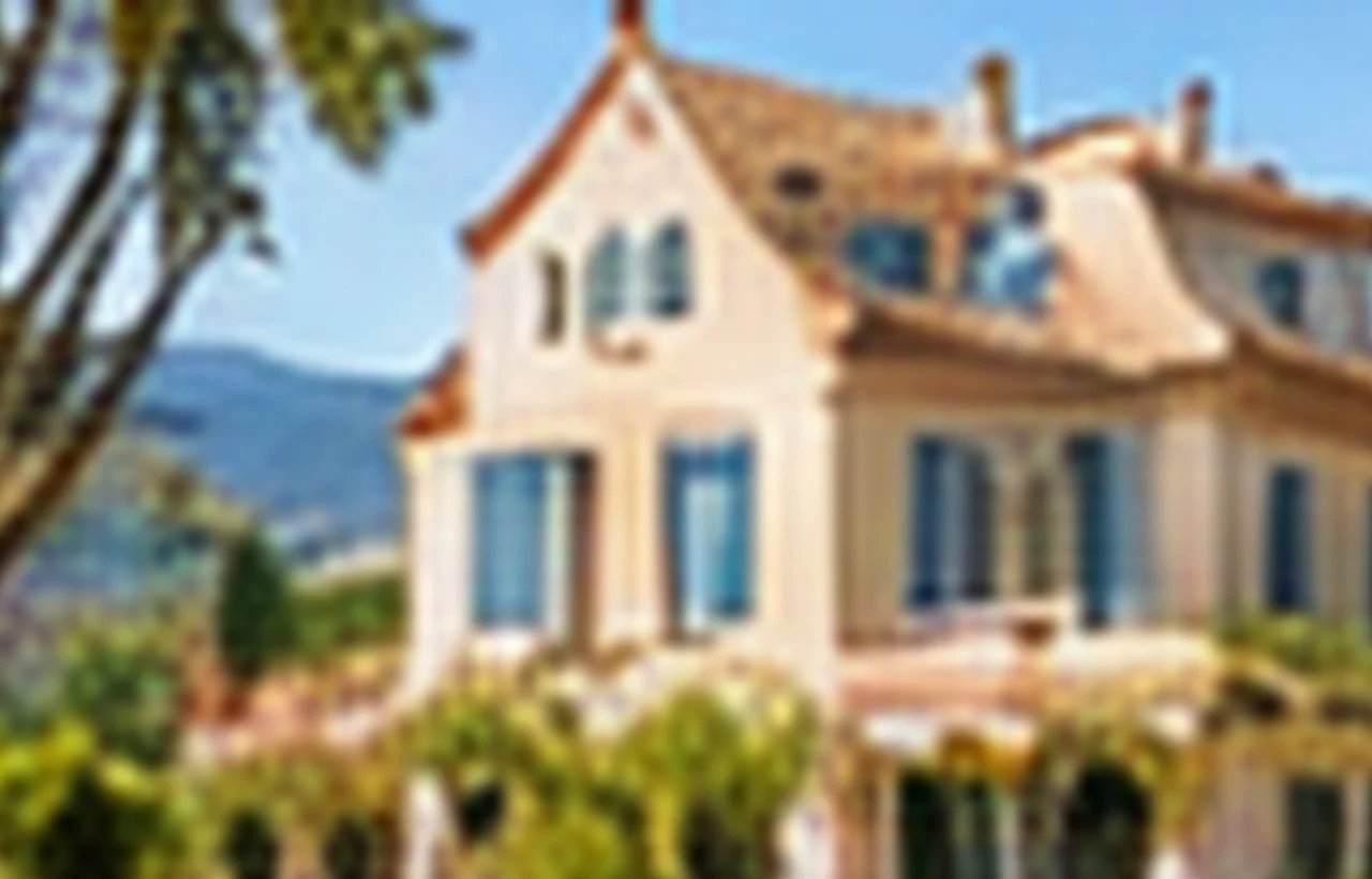Retraitée visitant un appartement à acheter avec une conseillère bancaire