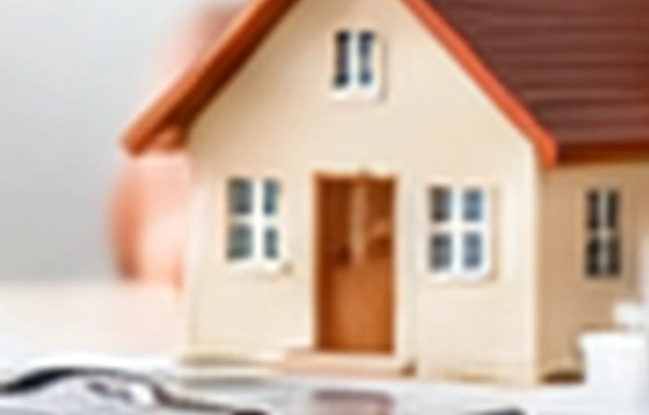 Älteres Paar vor einem Einfamilienhaus mit Garten, das über Anschlussfinanzierung oder Verrentung nachdenkt