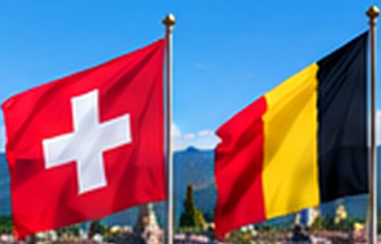 Retraitée luxembourgeoise discutant d'un prêt personnel avec sa conseillère