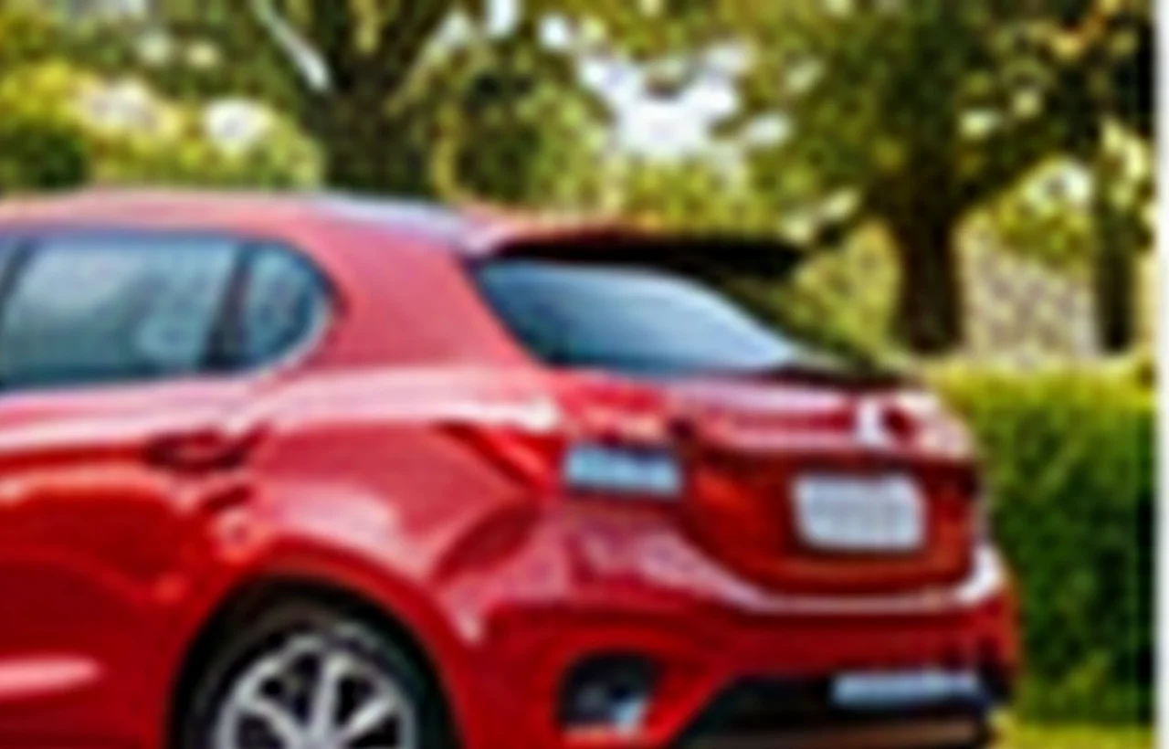 Retraitée luxembourgeoise devant une voiture électrique en leasing privé