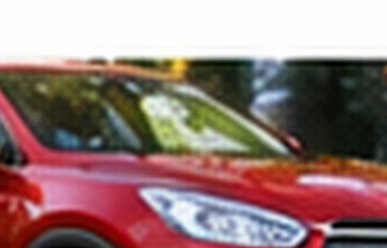 Pareja de jubilados firmando la financiación de un coche en España