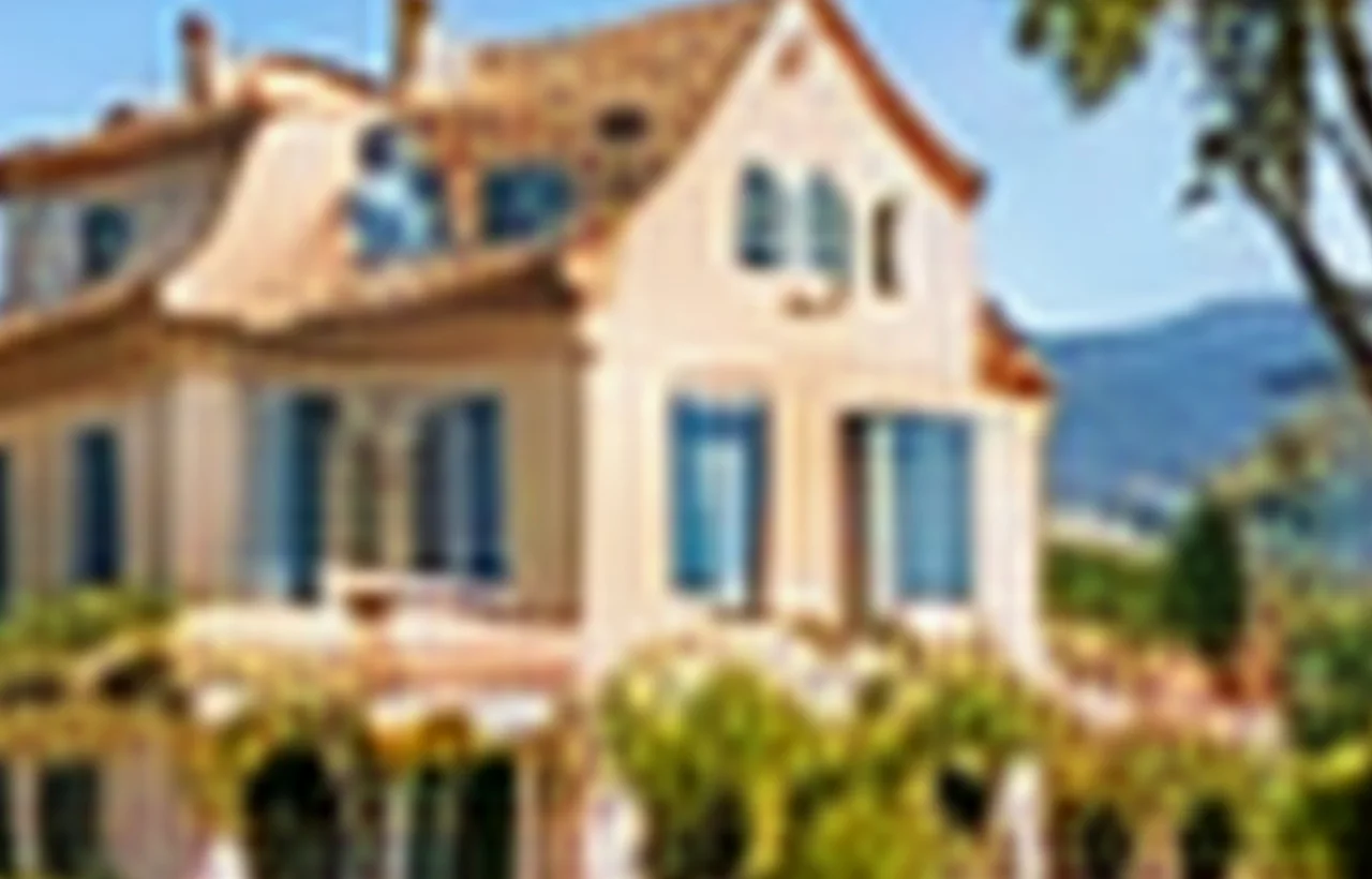 Couple de retraités visitant un appartement lumineux avec une agente