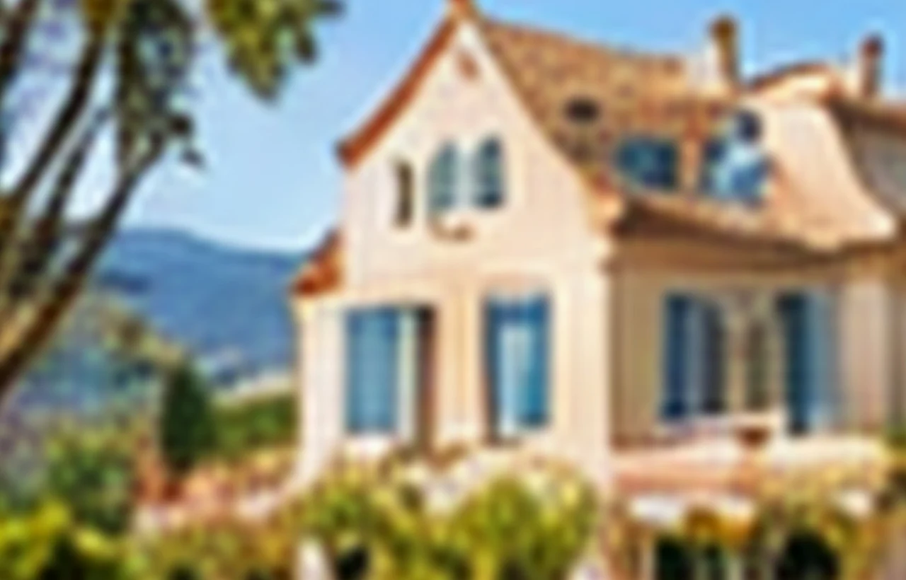 Salle de bains adaptée avec douche de plain-pied et barres d'appui pour retraité